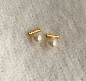 108. Simple Pearl contemporary stud earrings