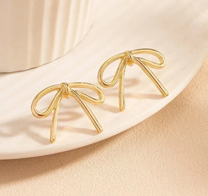 110. Bow stud earrings in gold