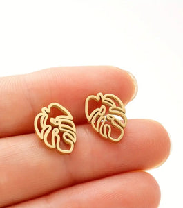 180. Hollow leaf stud earrings in gold