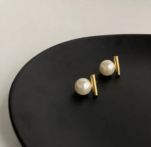 108. Simple Pearl contemporary stud earrings