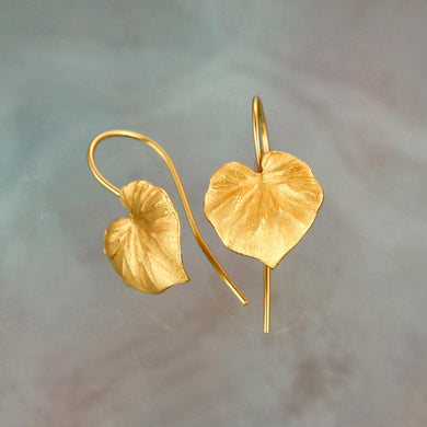 147. Leaf drop earrings in gold