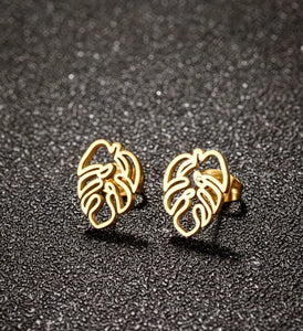 180. Hollow leaf stud earrings in gold