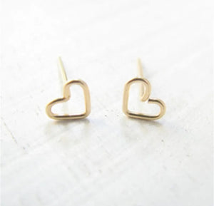 144. Open heart stud earrings in yellow gold