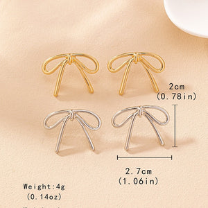 110. Bow stud earrings in gold