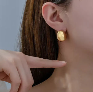 123. Boulders of gold stud earrings