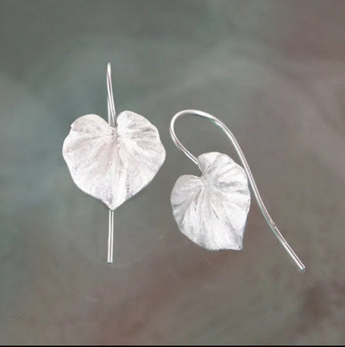 146. Elegant leaf drop earrings in silver