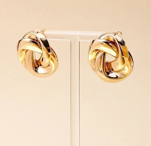 127. Twisted 80’s inspired stud earrings in gold