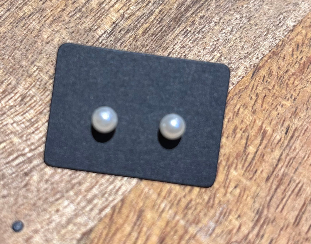 151. Small imitation pearl stud earrings